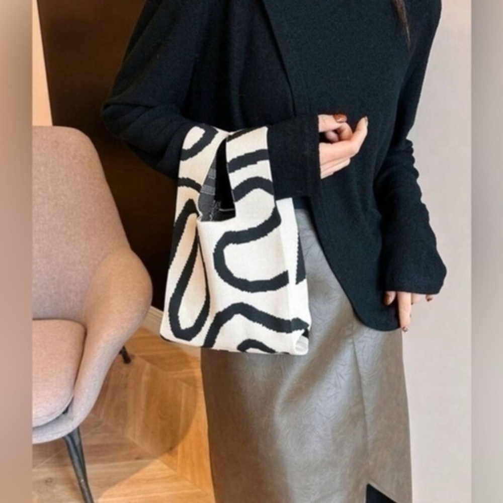 ✨NEW✨ Black and White Abstract Patterned Handbag - Picture 4 of 12